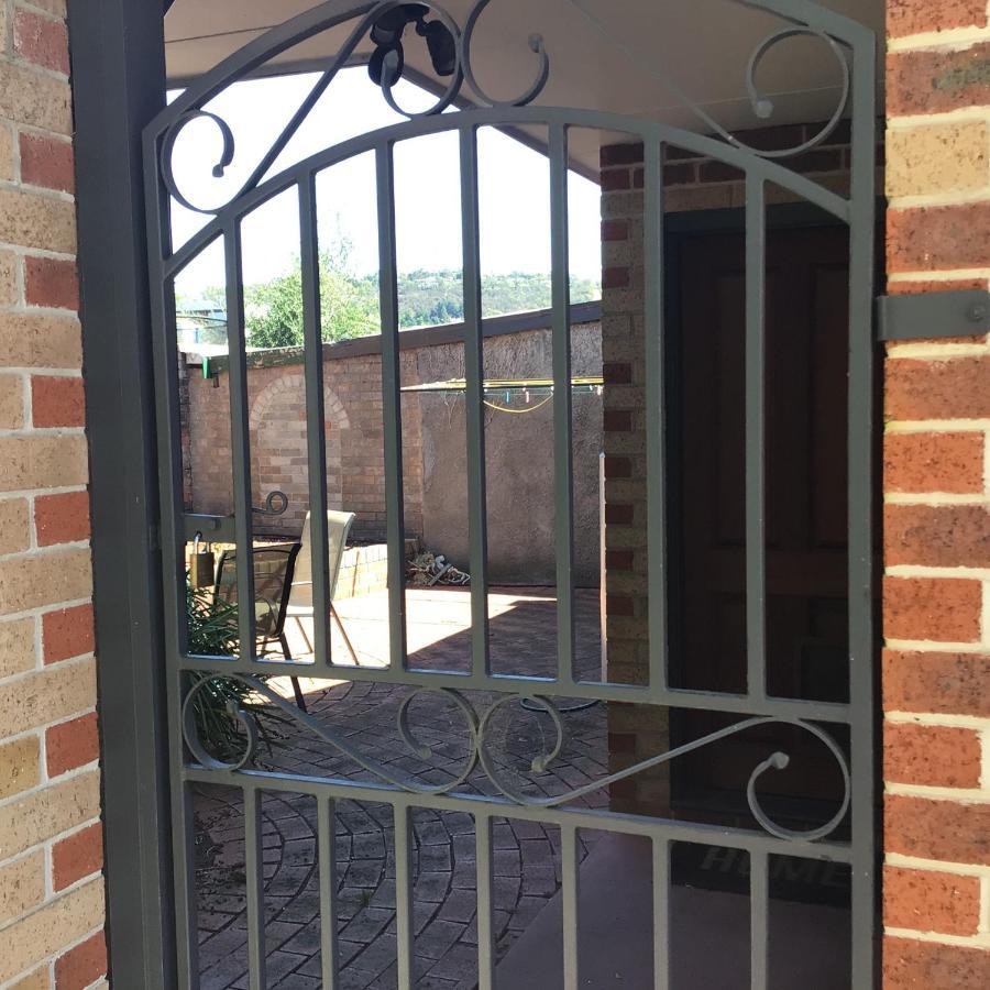 City Townhouse Walking Distance To City Launceston Exterior foto